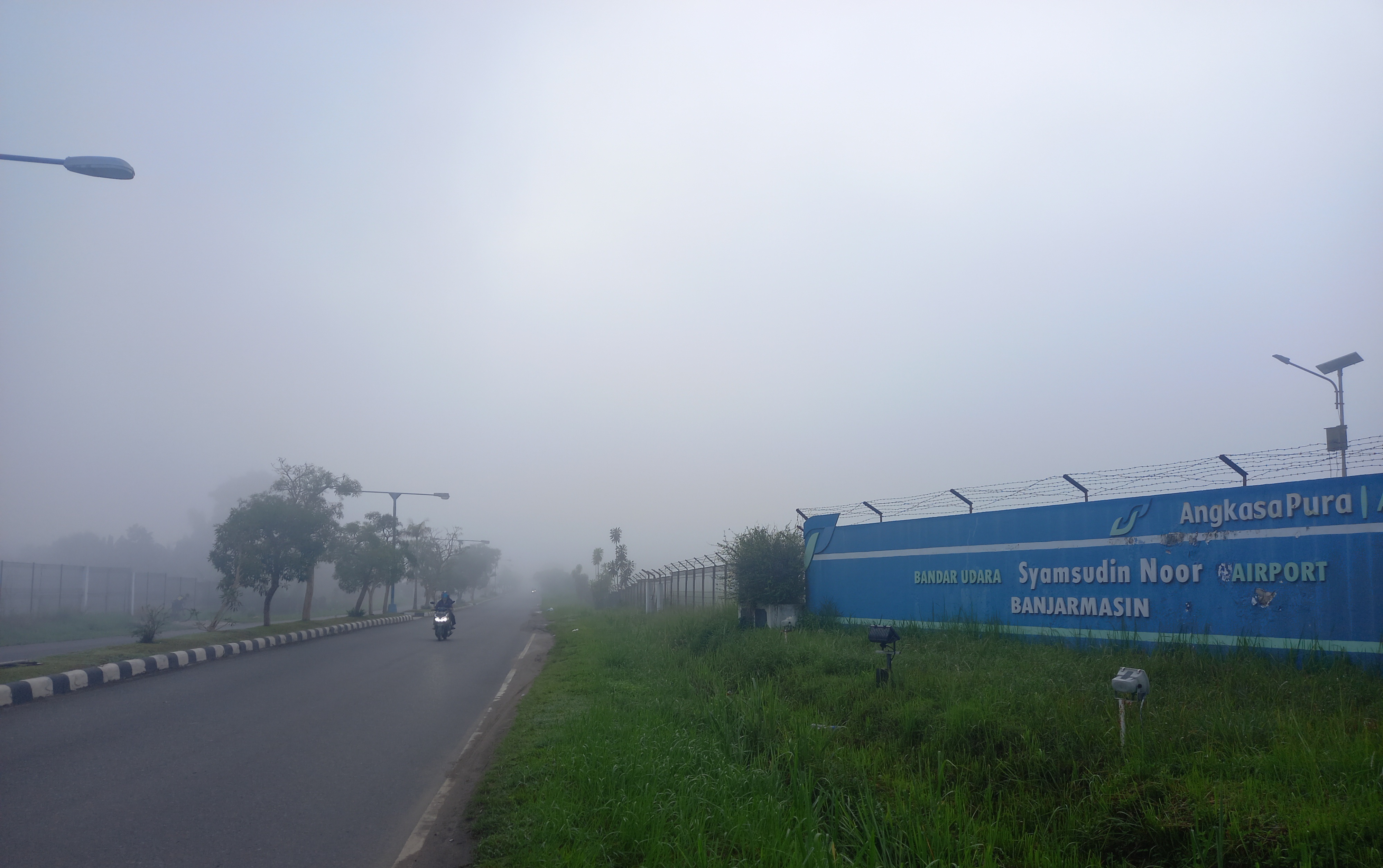 Kabut asap kembali selimuti kawasan bandara Syamsudin Noor Banjarbaru, Kalsel.