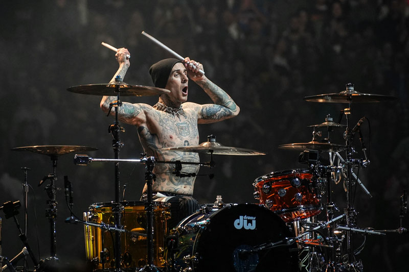 Travis Barker menuliskan pesan emosional kepada penggemarnya Alex Etheridge, yang meninggal karena kanker tulang.