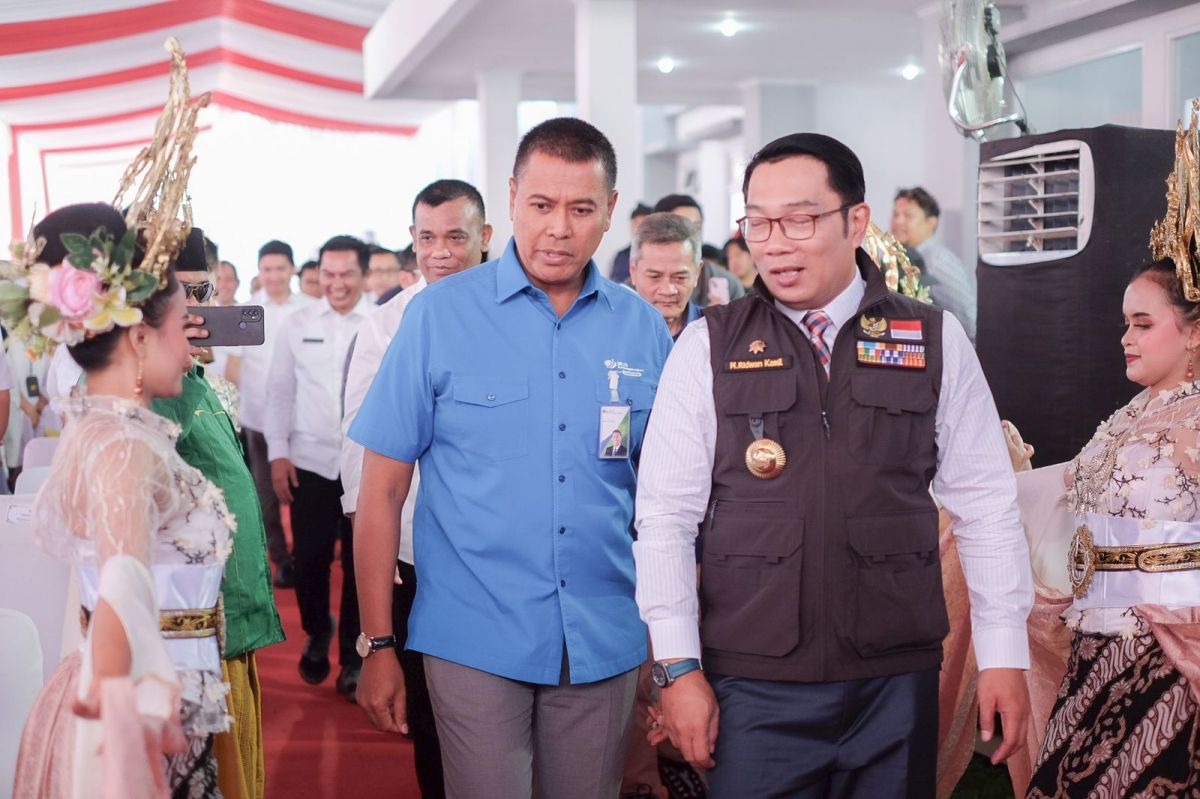 Dirut BPJS Ketenagakerjaan  Anggoro Eko Cahyo dan Gubernur Jabar Ridwan Kamil saat MoU pembagunan Griya Pekerja di Purwakarta, Jabar.