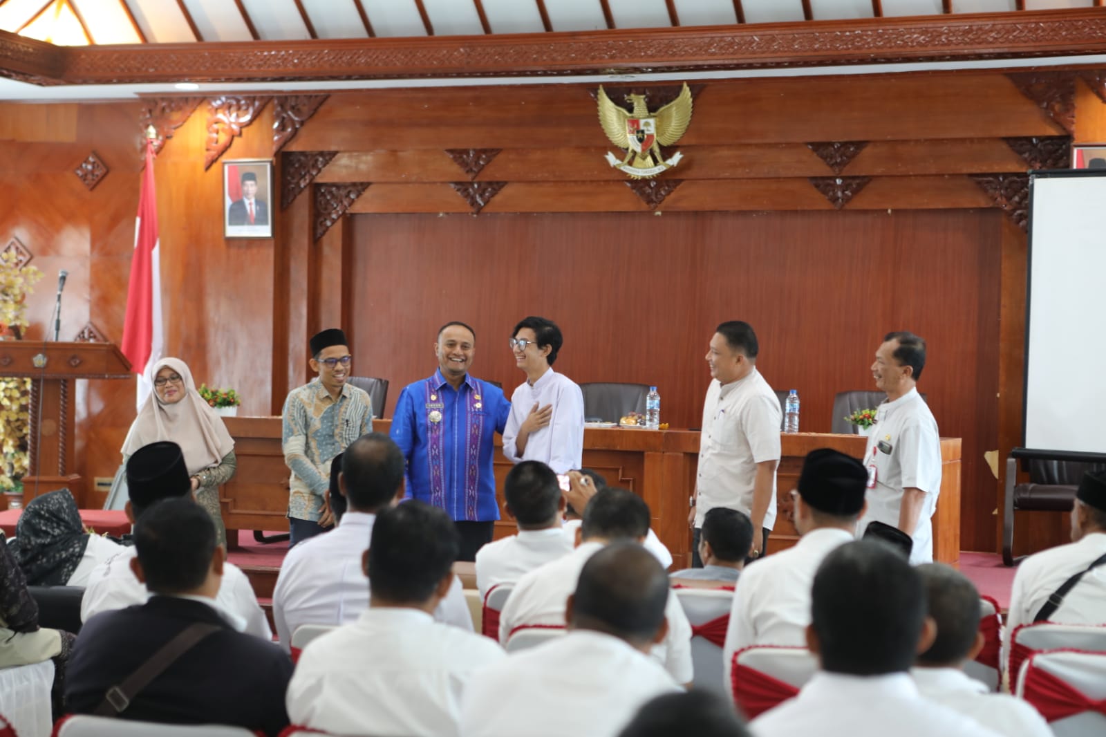 PJ Walikota Lhokseumawe Imran melepas siswa Sukma Bangsa Lhokseumawe, Defa Rizky Ghaisan, ke Amerika Serikat.