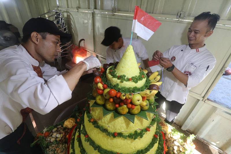Sudah siap untuk mengikuti lomba 17 Agustus? Nah yang akan mengikuti lomba membuat tumpeng, coba resep berikut.