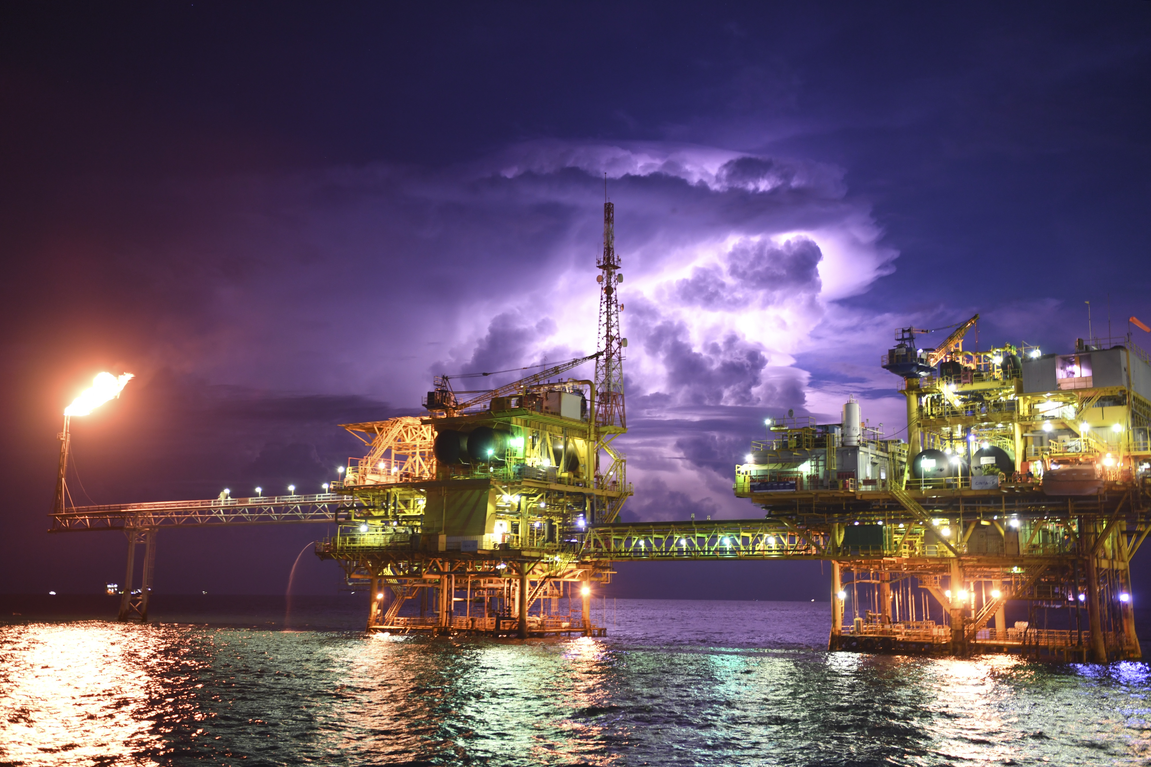 Aktivitas Pertamina Hulu Energi Offshore Southeast Sumatra (PHE OSES) di Perairan Kepulauan Seribu, Jakarta.