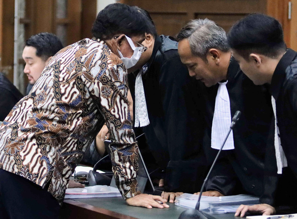 Johnny G Plate dan tim kuasa hukumnya di persidangan dugaan kasus korupsi BTS Kominfo.