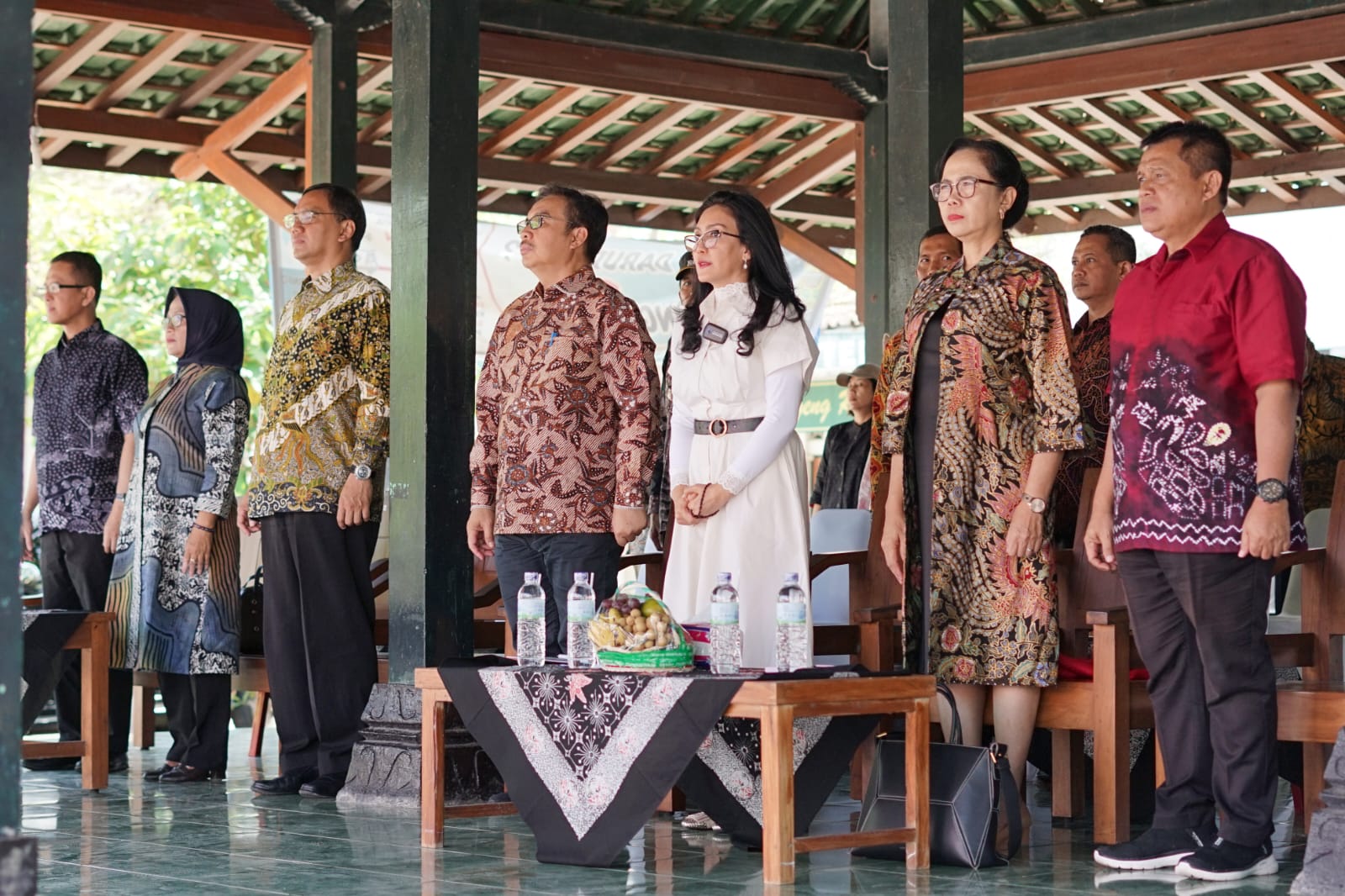 Wabup Bantul Joko Purnomo (kanan) bersama pendiri Pitaloka Foundation Rieke Diah Pitaloka (ketiga dari kanan)