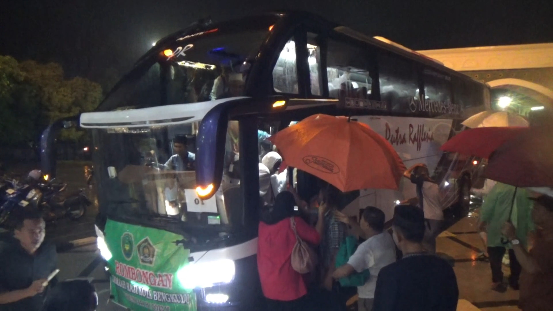 Kedatangan 197 jemaah haji kloter 1 Kota Bengkulu di Masjid Agung At-Taqwa, pada Minggu, 23 Juli 2023 