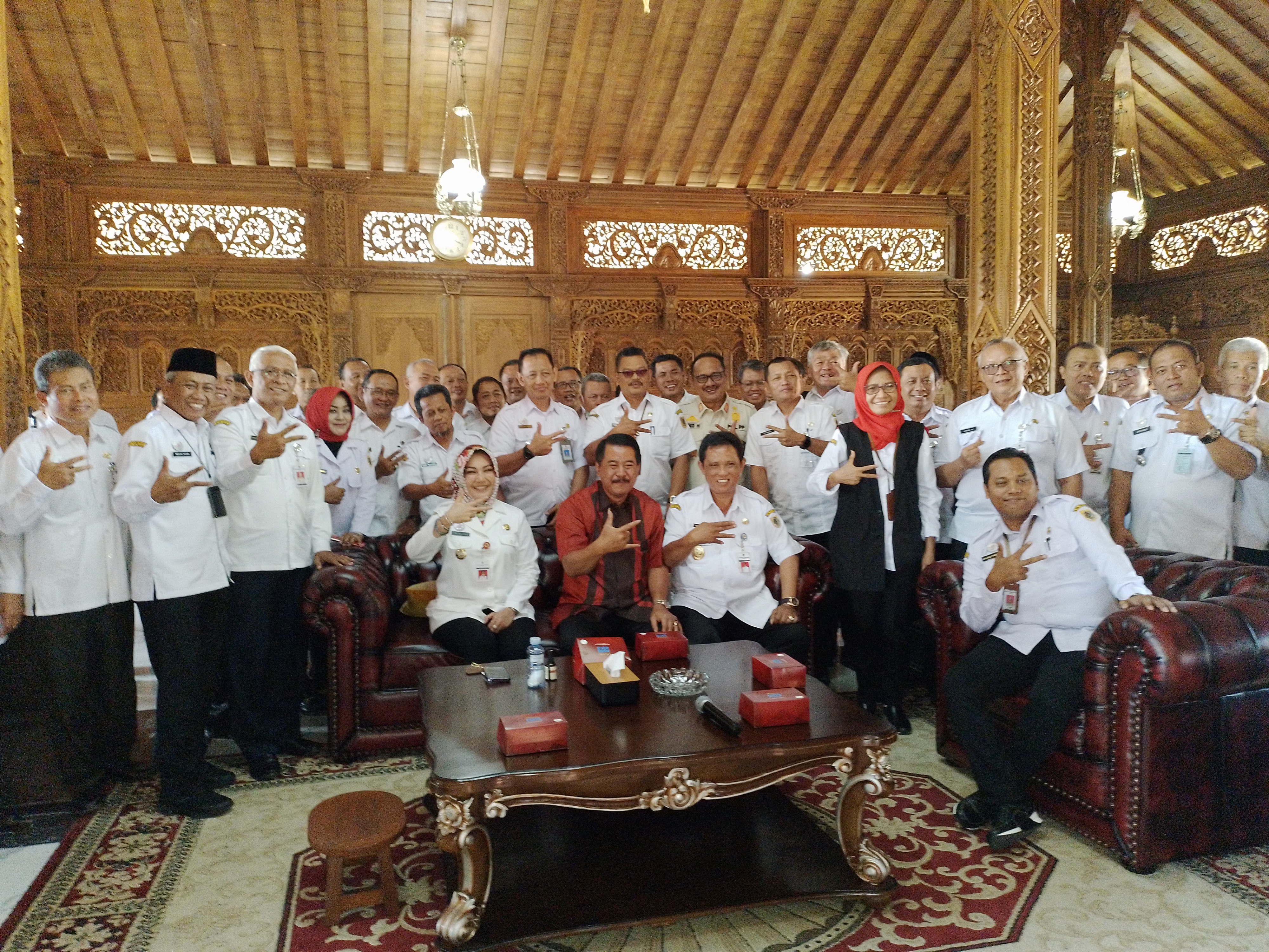 Para pejabat Pemkab Klaten mengunjungi mantan Bupati Sunarna