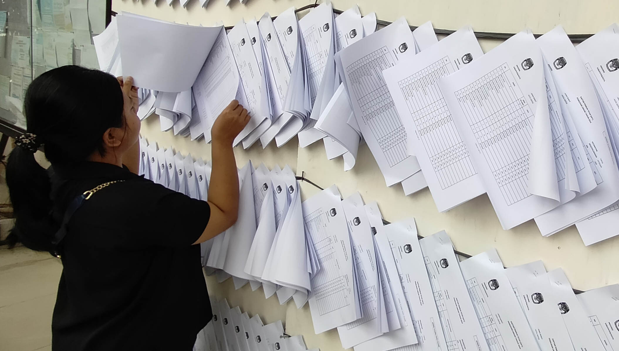 Warga Masyarakat melihat lembar Daftar Pemilih Tetap ( DPT) yang dipasang oleh Komisi Pemilihan Umum