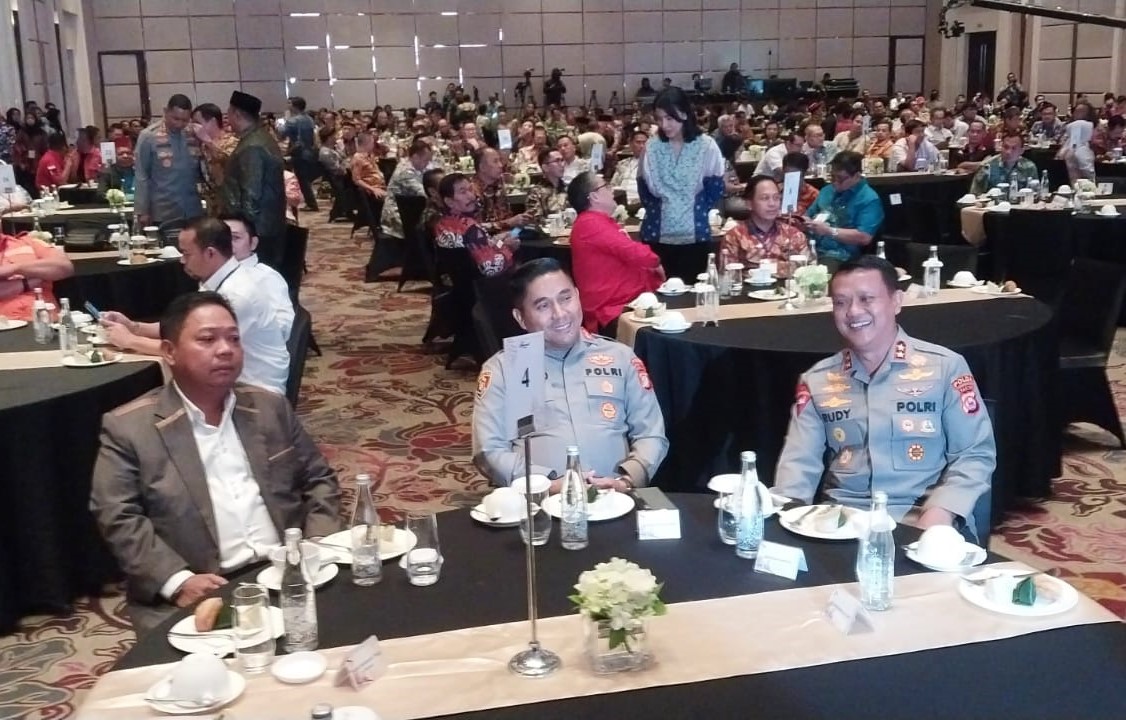 Ketua Umum Markas Besar Laskar Merah Putih (LMP) H Arsyas Cannu (kiri).