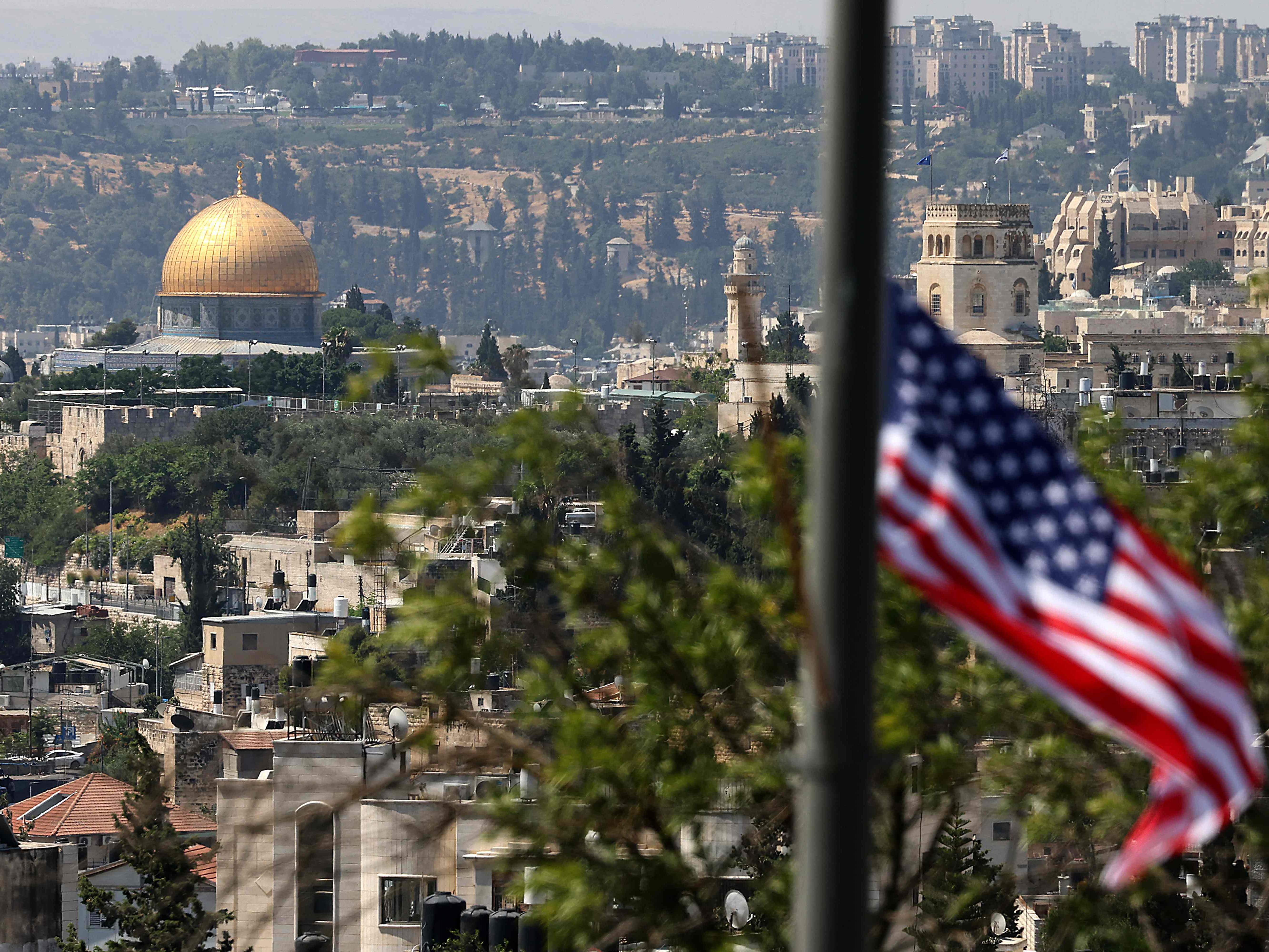 Bendera AS berkibar di dekat Rumah Sakit Augusta Victoria di Jerusalem timur yang dicaplok Israel, menghadap ke masjid Kubah Batu.