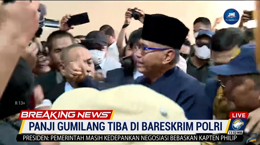 Pimpinan Ponpes Al-Zaytun Panji Gumilang saat menjalani pemeriksaan di kantor Bareskrim Polri, Jakarta, Senin, 3 Juli 2023.