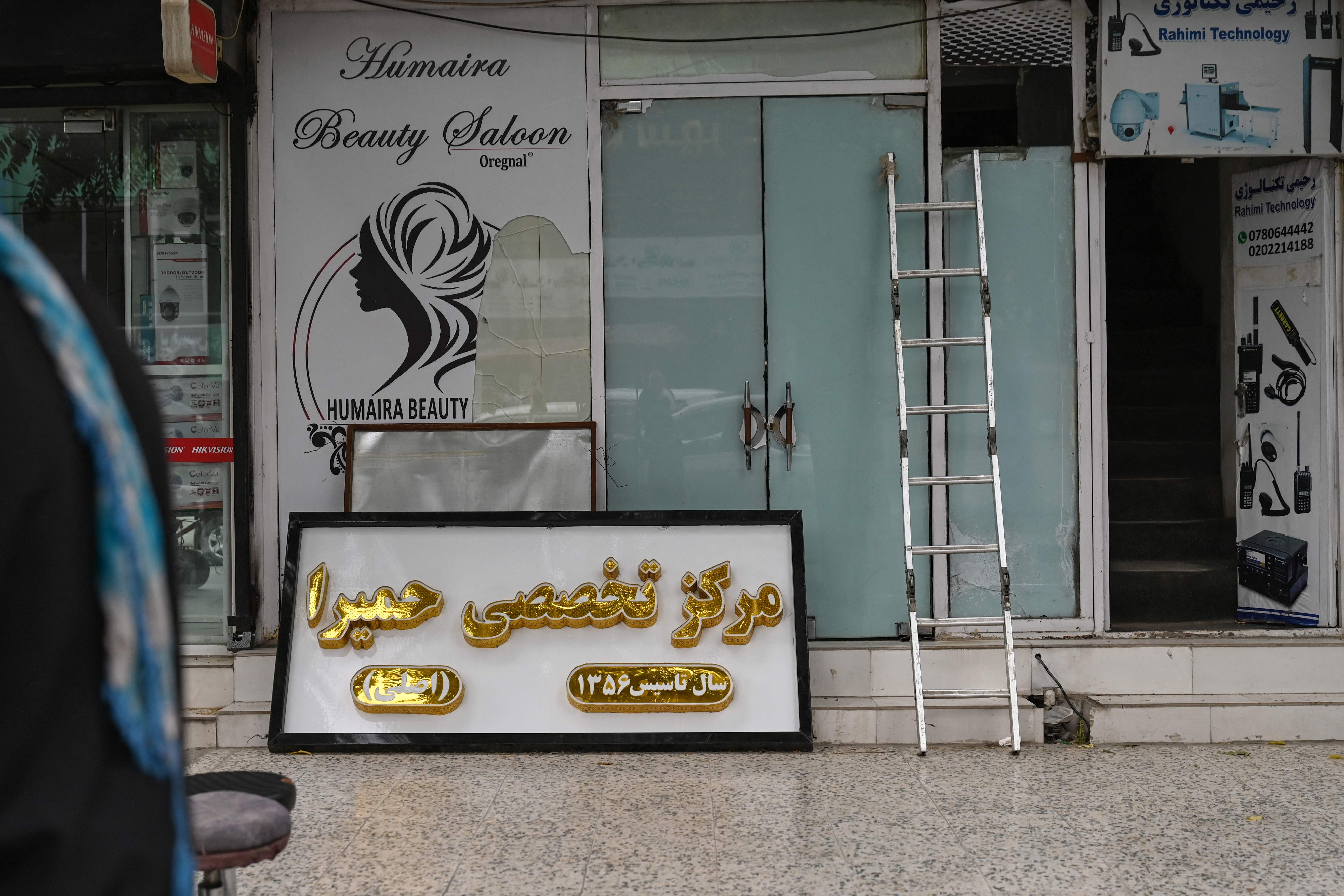 Sebuah salon kecantikan di Kabul, Afghanistan tutup pada Selasa (25/7).