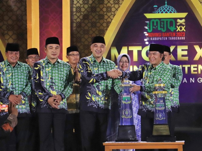 Bupati Tangerang Ahmed Zaki Iskandar menerima Piala bergilir MTQ ke-20 pada malam penutupan di Alun-Alun Tigaraksa.