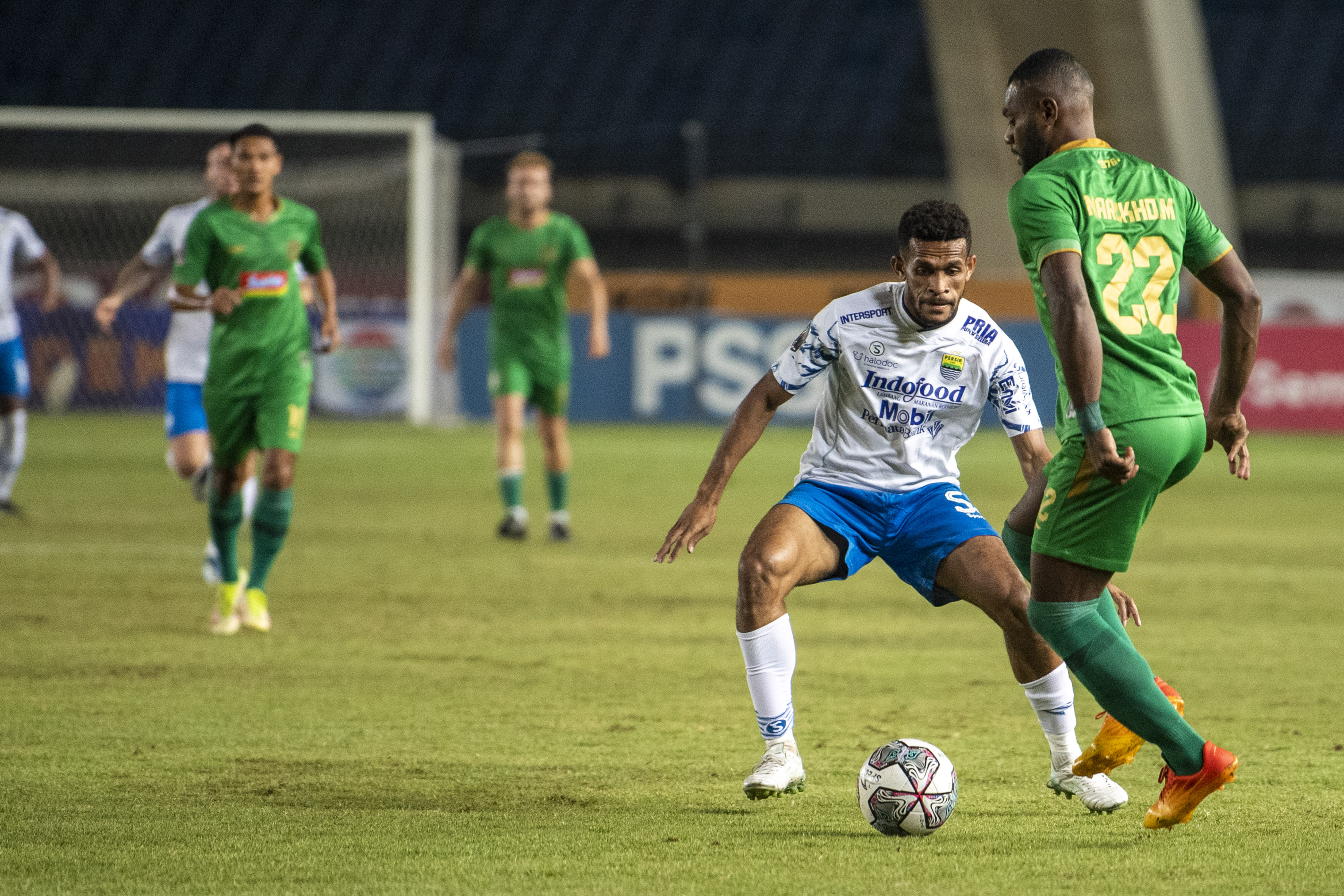 Ricky Kambuaya (kedua dari kanan).