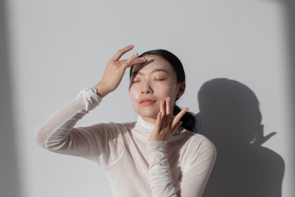 Tips Melindungi Kulit dari Paparan Sinar Matahari dan Polusi Udara