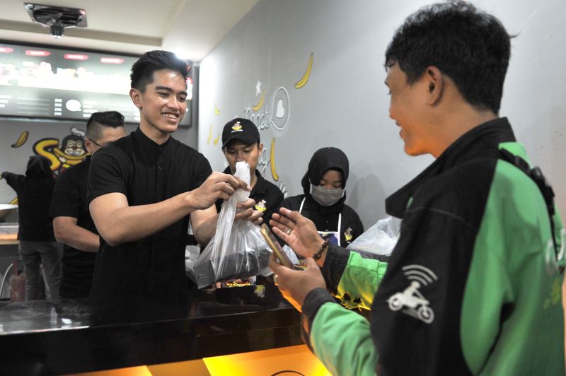 Ilustrasi Kaesang di gerai Sang Pisang