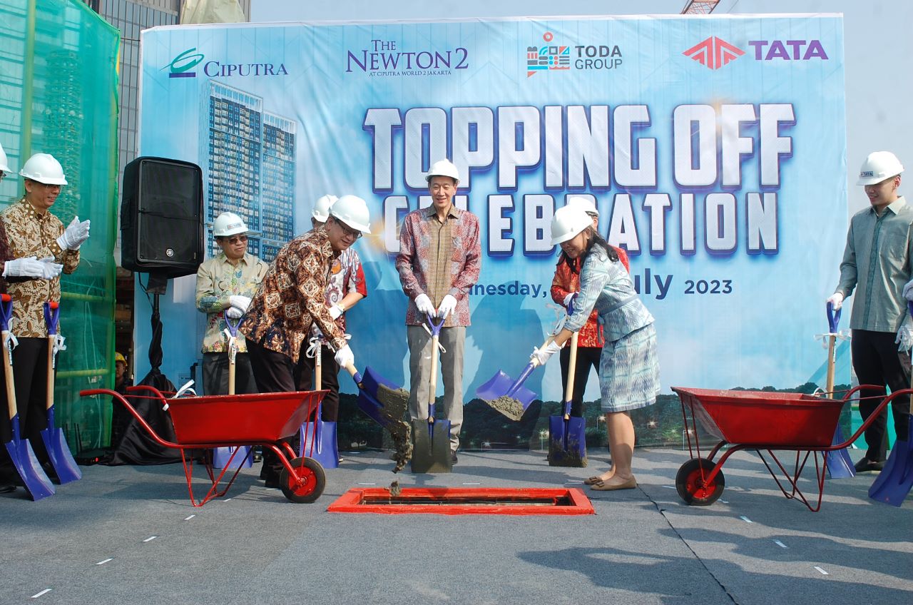 Presiden Direktur Ciputra Group Candra Ciputra (kiri) dan Ryu Kuge dari Invesment Toda Corp. Japan topping off The Newton 2.