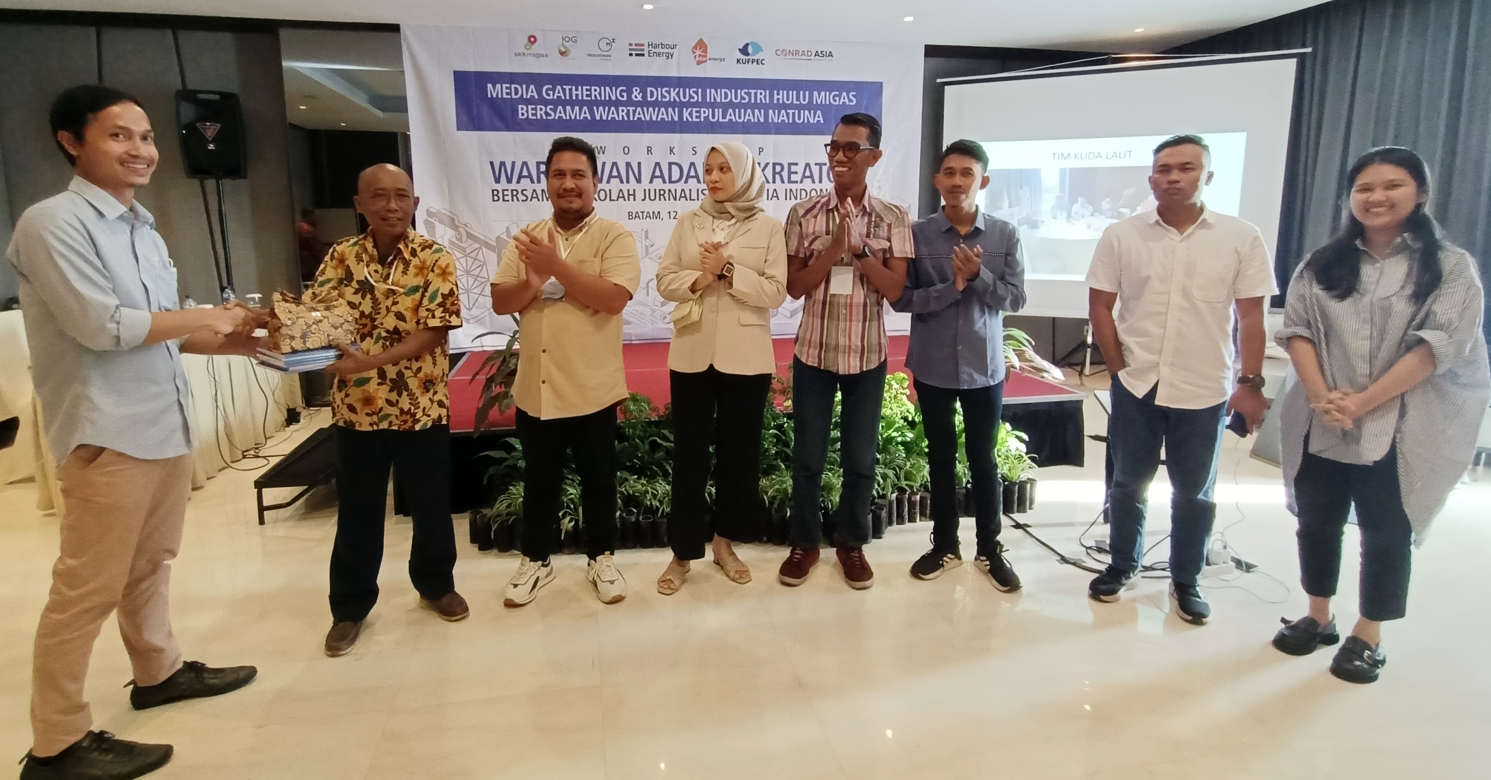 Perwakilan kelompok peserta terbaik menerima apresiasi.