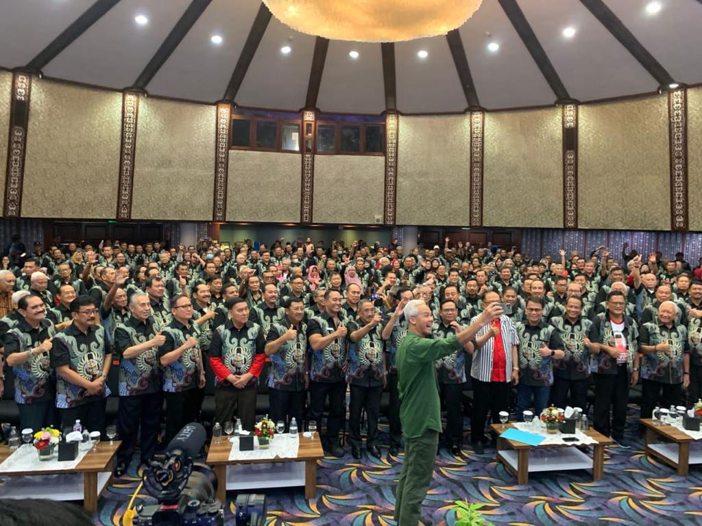 Ganjar Pranowo bersama sejumlah purnawirawan TNI-Polri yang tergabung dalam relawan RGN