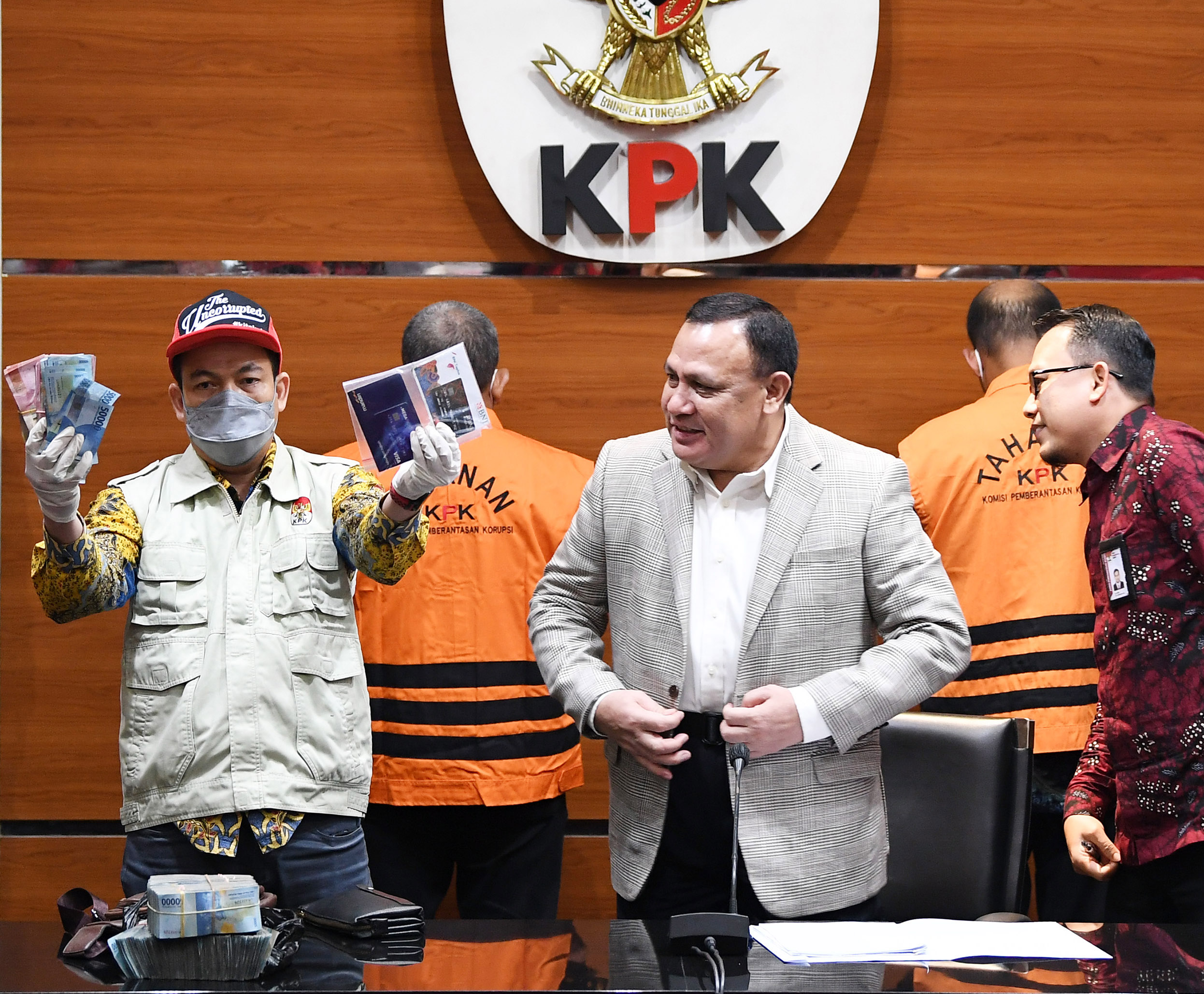 Penyidik KPK menunjukkan barang bukti disaksikan Ketua KPK Firli Bahuri (kedua kanan) didampingi Direktur Penyidikan KPK Asep Guntur Rahayu 