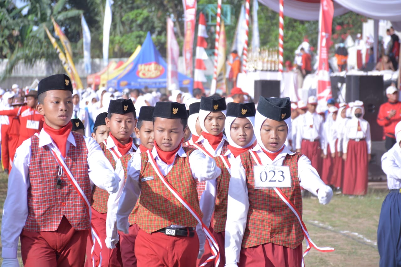 Sejumlah pelajar mengikuti lomba gerak jalan.