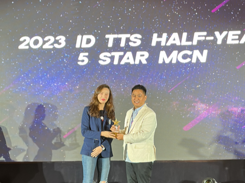 Meiying Zhang (Head of MCN TikTok Shop Indonesia) menyerahkan secara simbolis penghargaan kepada David Nugroho (CEO & Founder DCT Agency).