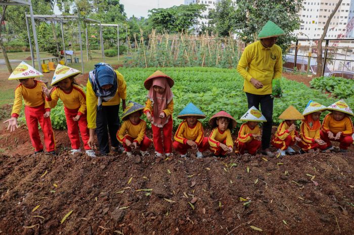 Anak-anak dari PAUD belajar bercocok tanam sayuran di RPTRA Garuda yang dilengkapi dengan fasilitas ruang publik ramah anak, Jakarta Timur.