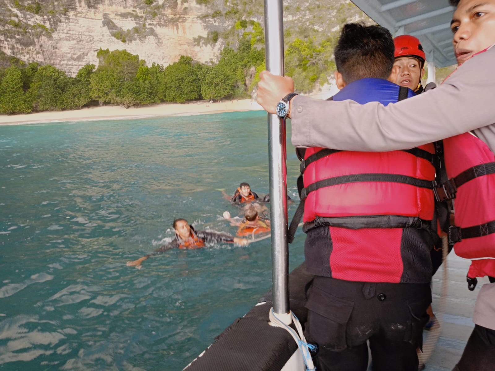 Tim SAR gabungan saat melakukan upaya evakuasi WN Inggris, OV, di pantai Kelingking, Bali.