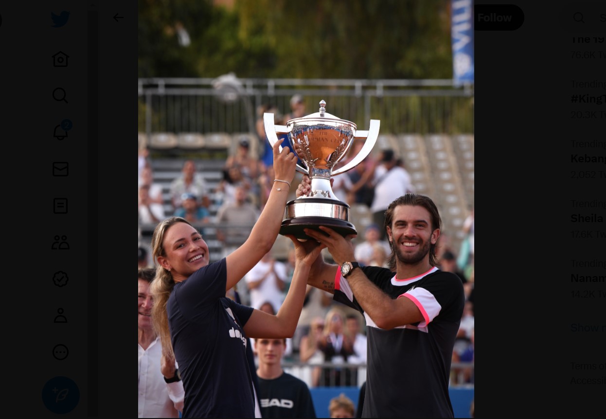 Donna Vekic (kiri) dan Borna Coric mengangkat trofi Piala Hopman.