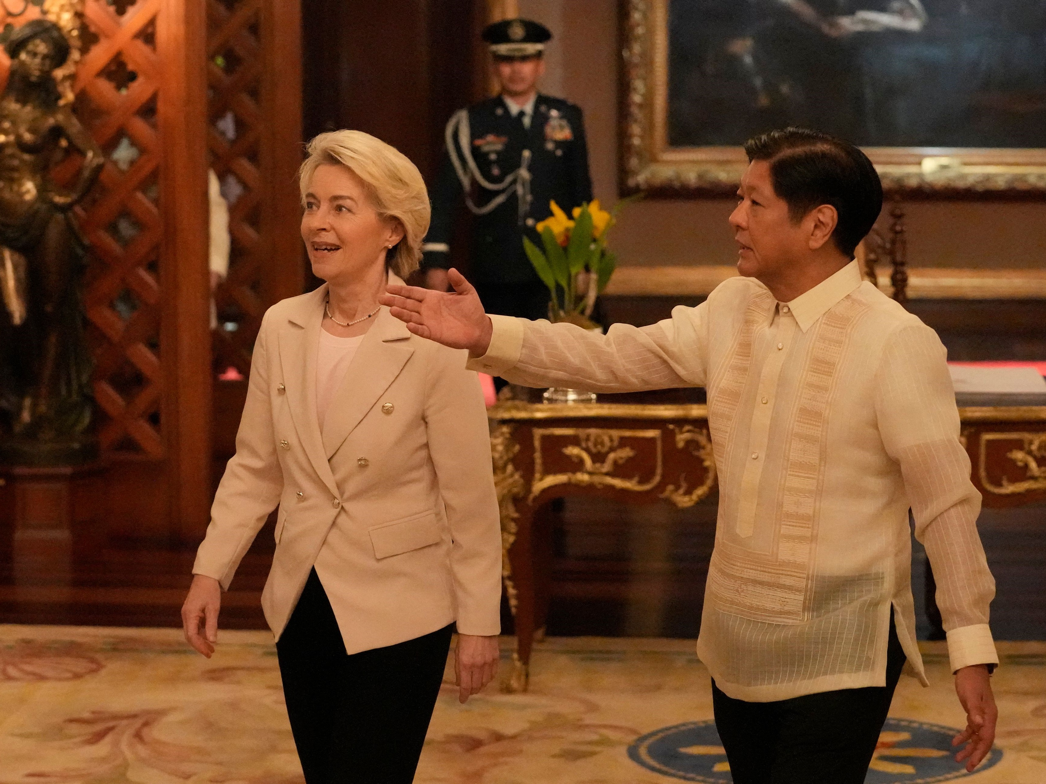 Presiden Filipina Ferdinand Marcos Jr. (kanan) dan Presiden Komisi Eropa Ursula von der Leyen.