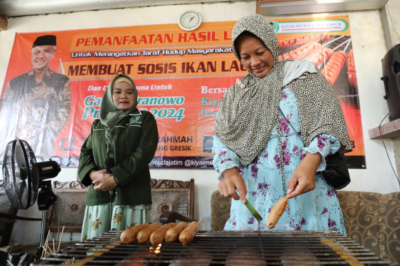 Pelatihan cara membuat sosis ikan di Gresik, Jawa Timur