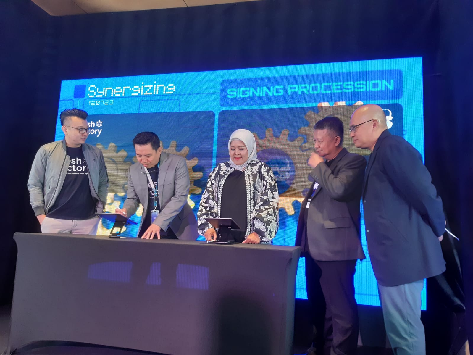 Acara penandatanganan kerja sama antara Fresh Factory dan PT Nusantara Card Semesta (NCS) di Jakarta, Rabu (12/7). 