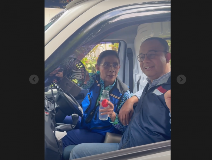 Momen Anies Baswedan dan Susi Pudjiastuti menaiki mobil bak terbuka di Pangandaran, Senin (24/7). 