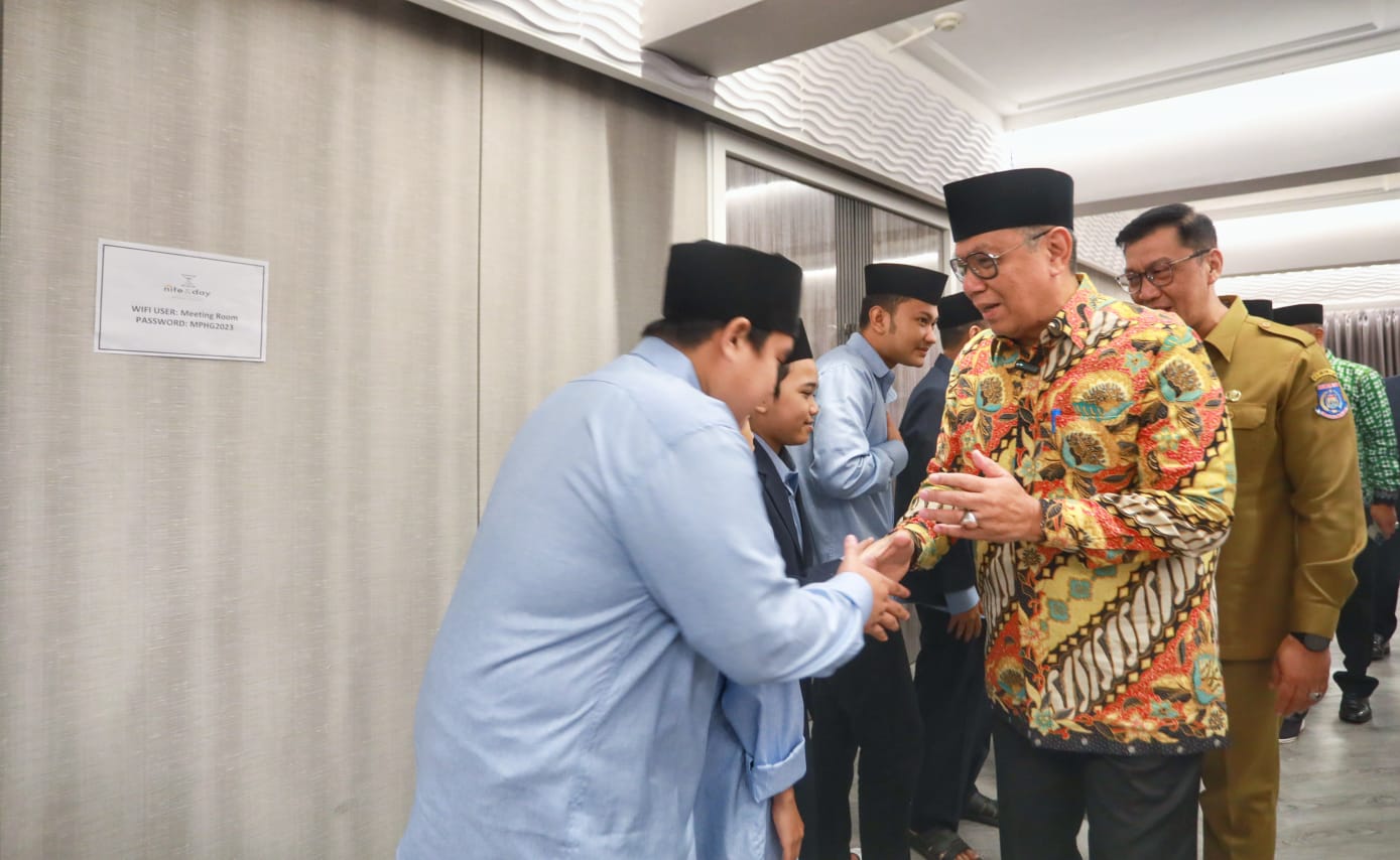Wali Kota Tangerang Selatan Benyamin Davnie melepas 58 kafilah MTQ ke-XX Tingkat Provinsi Banten.