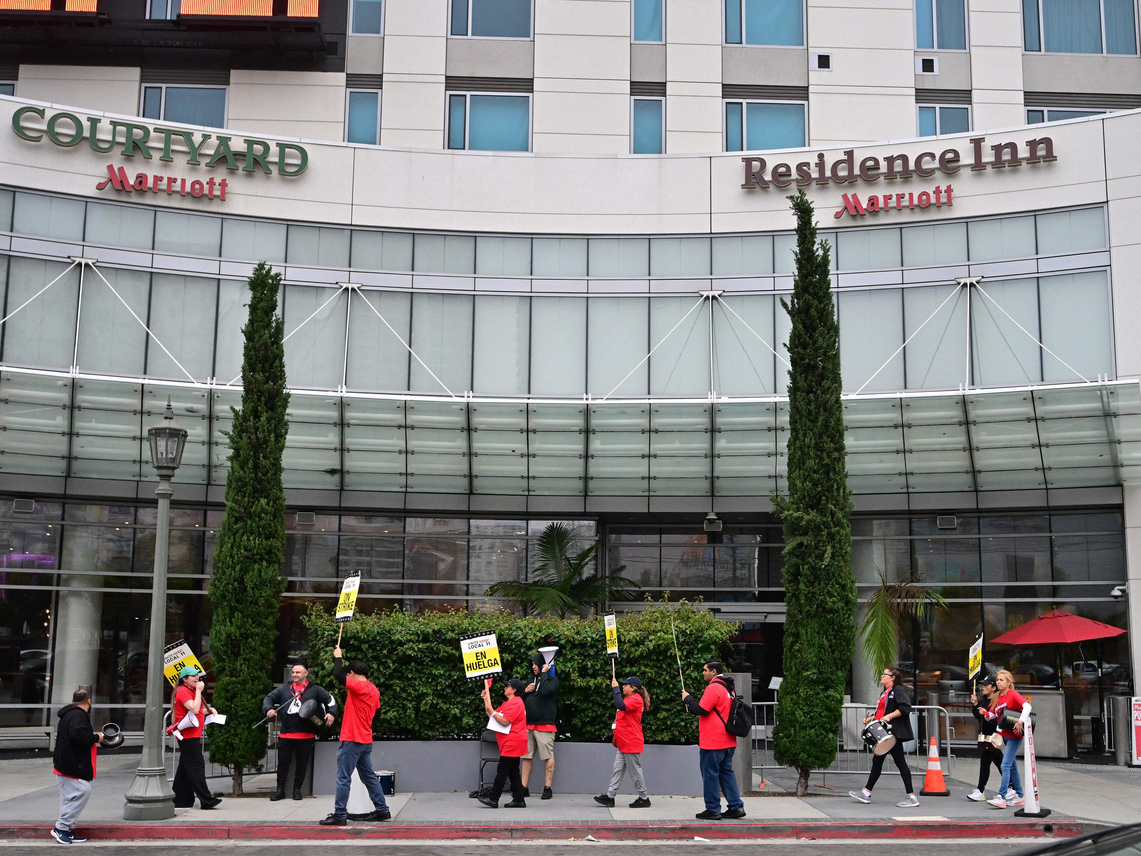 Pekerja hotel berdemo pada hari kedua pemogokan mereka untuk mendapatkan upah yang lebih baik di depan Courtyard Marriot Hotel.