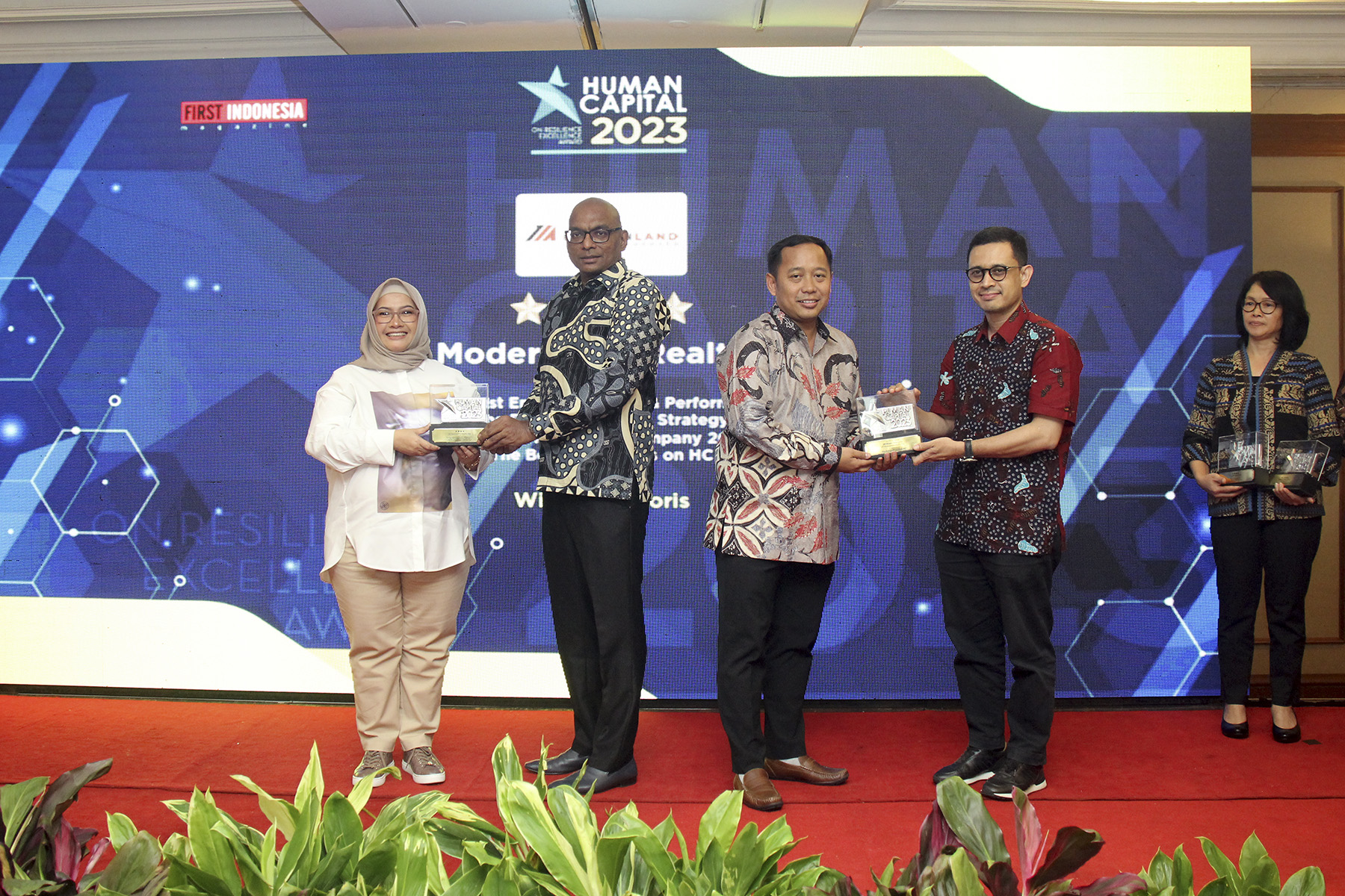 Vice President Director PT Modernland Realty Tbk., Dharma Mitra Sigaman menerima penghargaan HCRA award