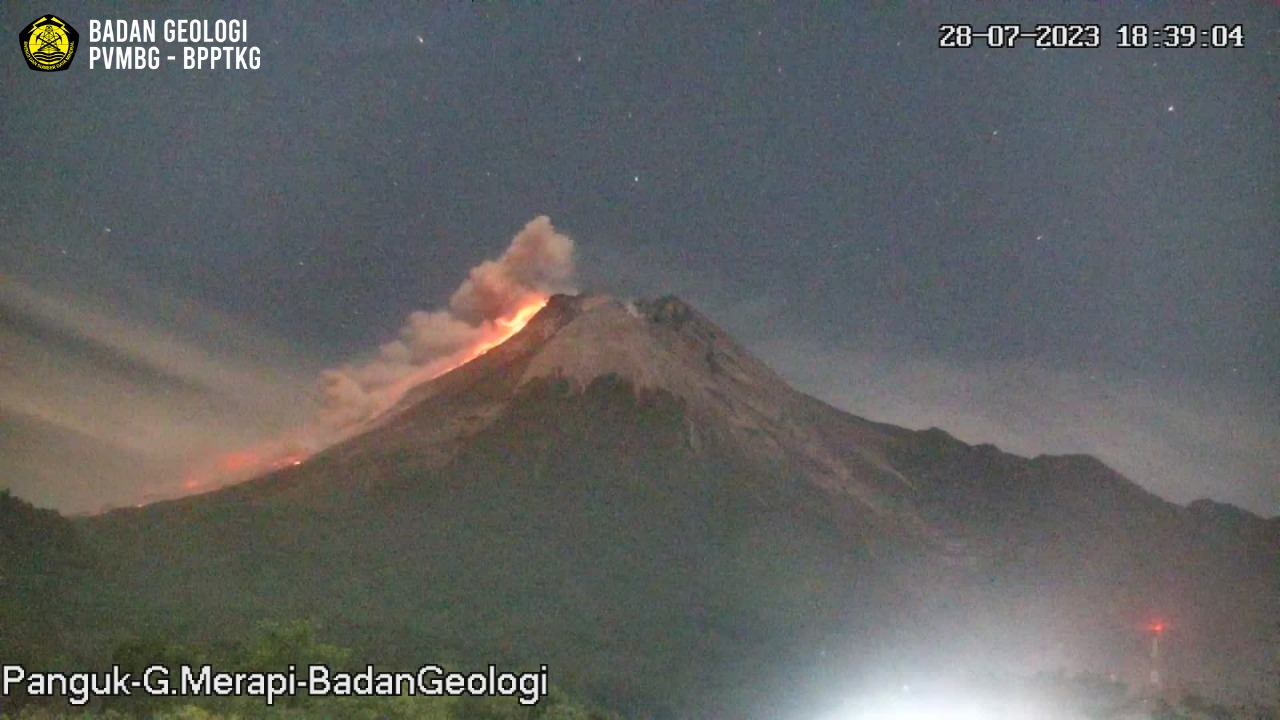 Gunung Merapi muntahkan material vulkanis dan awan panas.