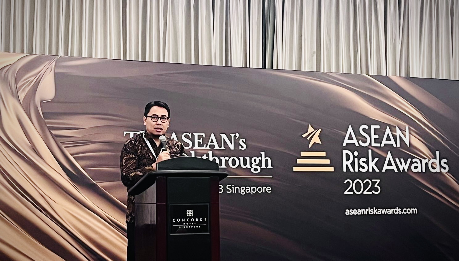 Direktur Bisnis PT PII Andre Permana memberi sambutan saat menerima ASEAN Risk Awards 2023 di Singapura.