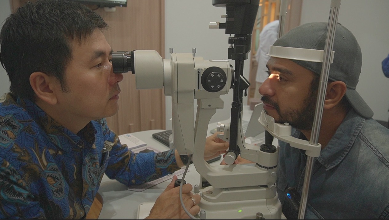 Aktor Ali Zainal (kanan) tengah diperiksa oleh Andri Agus Syah, OD, FPCO, FAAO, di VIO Optical Clinic di Bogor. Minggu (23/7).