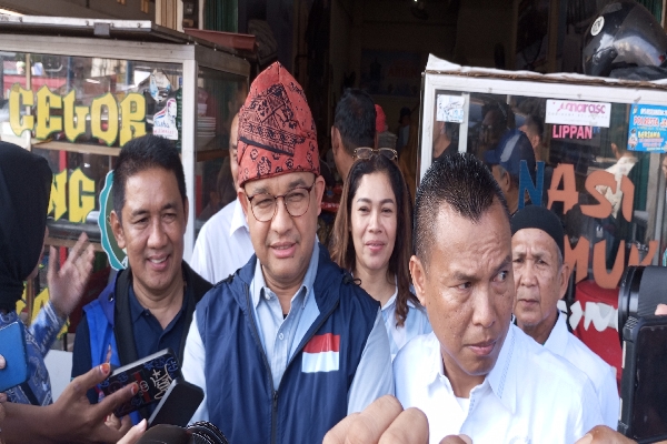 Bacapres Anies Baswedan sibuk melayani warga yang berebut minta foto bareng di depan warung kopi legendaris Jambi, Kamis (27/7).