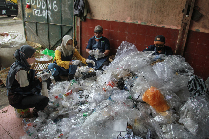 Ilustrasi pengumpulan sampah plastik.