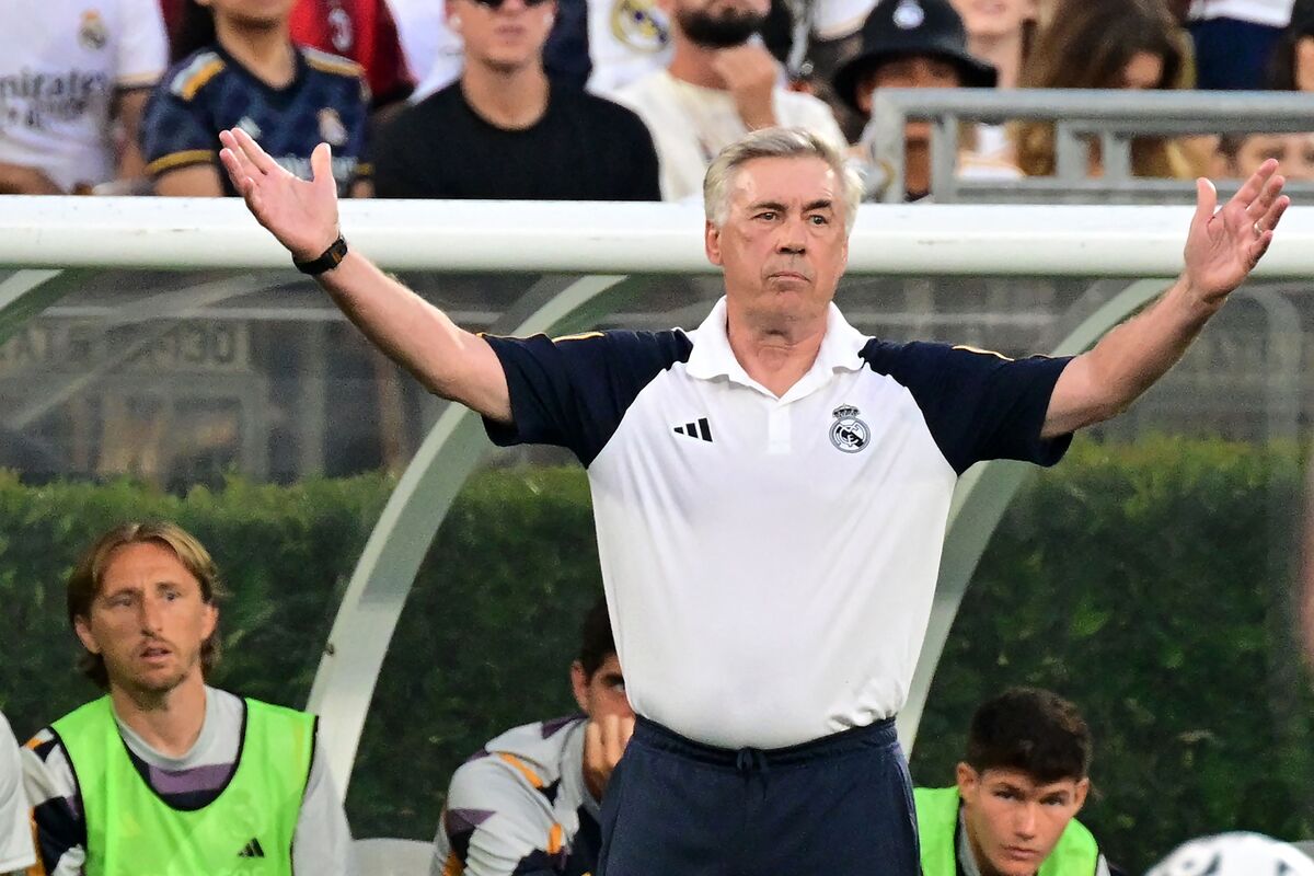 Pelatih Real Madrid Carlo Ancelotti dalam laga melawan AC Milan di AS.