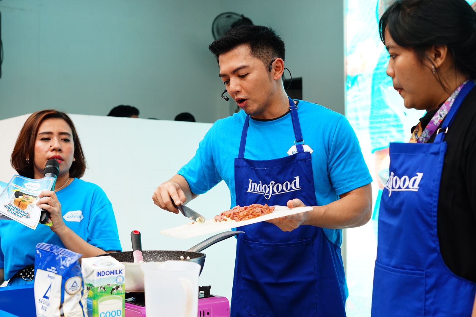 Celebrity Chef Nicky Tirta membagikan pengalaman memasak menyenangkan di acara Kumpul Asyik di Rumah Indofood