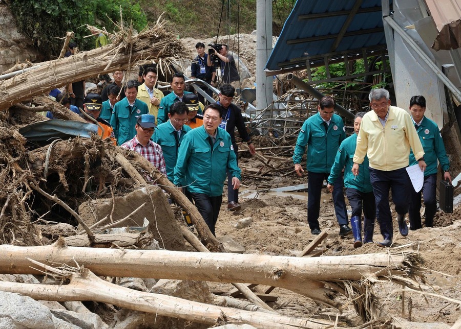 Presiden Korea Selatan Yoon Suk Yeol menijau lokasi banjir bandang.