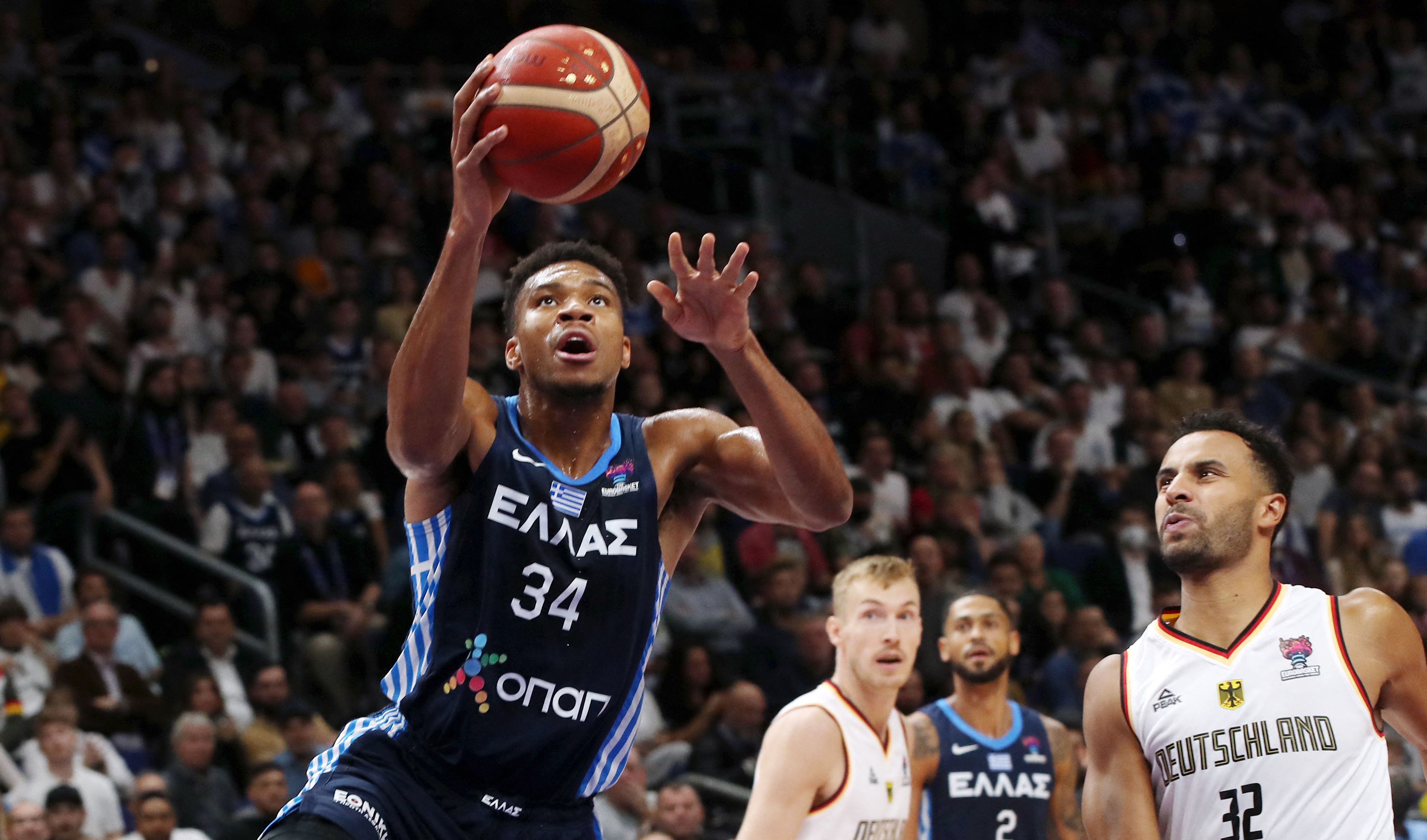 Pebasket Yunani Giannis Antetokounmpo melakukan layup dalam laga EuroBasket melawan Jerman. 