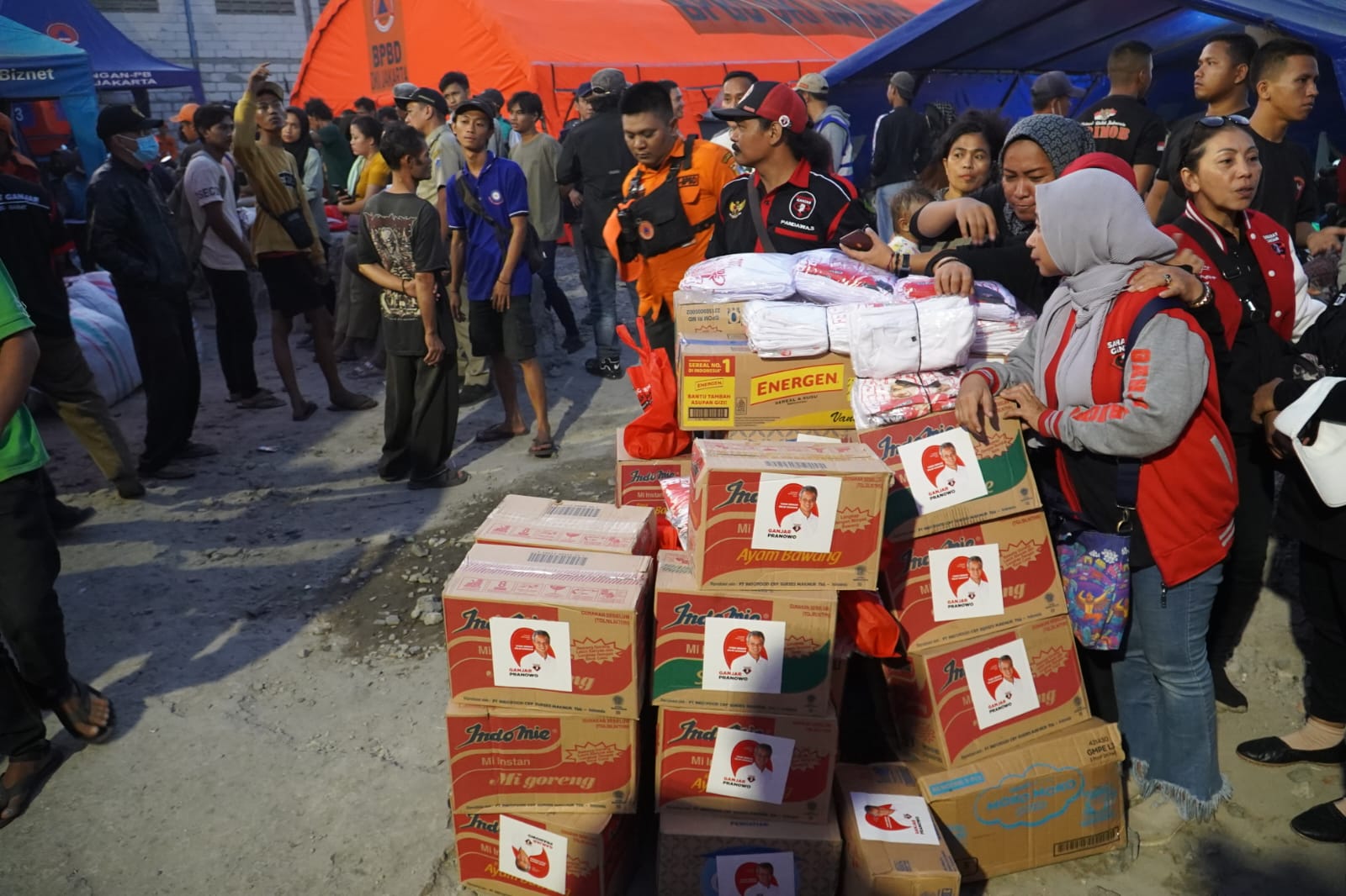 Sahabat Ganjar memberikan bantuan kepada para korban kebakaran di Kapuk Muara, Kecamatan Penjaringan, Jakarta Utara pada Senin (31/7).