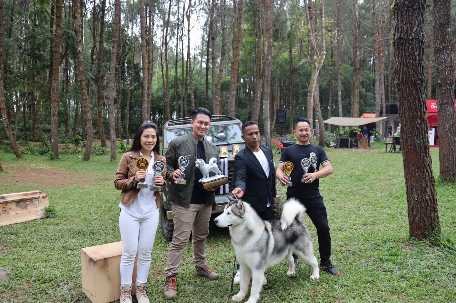 Kai Xavier bersama Alvin Effendy dan Rebecca Wijaya, serta tim pelatihnya. 