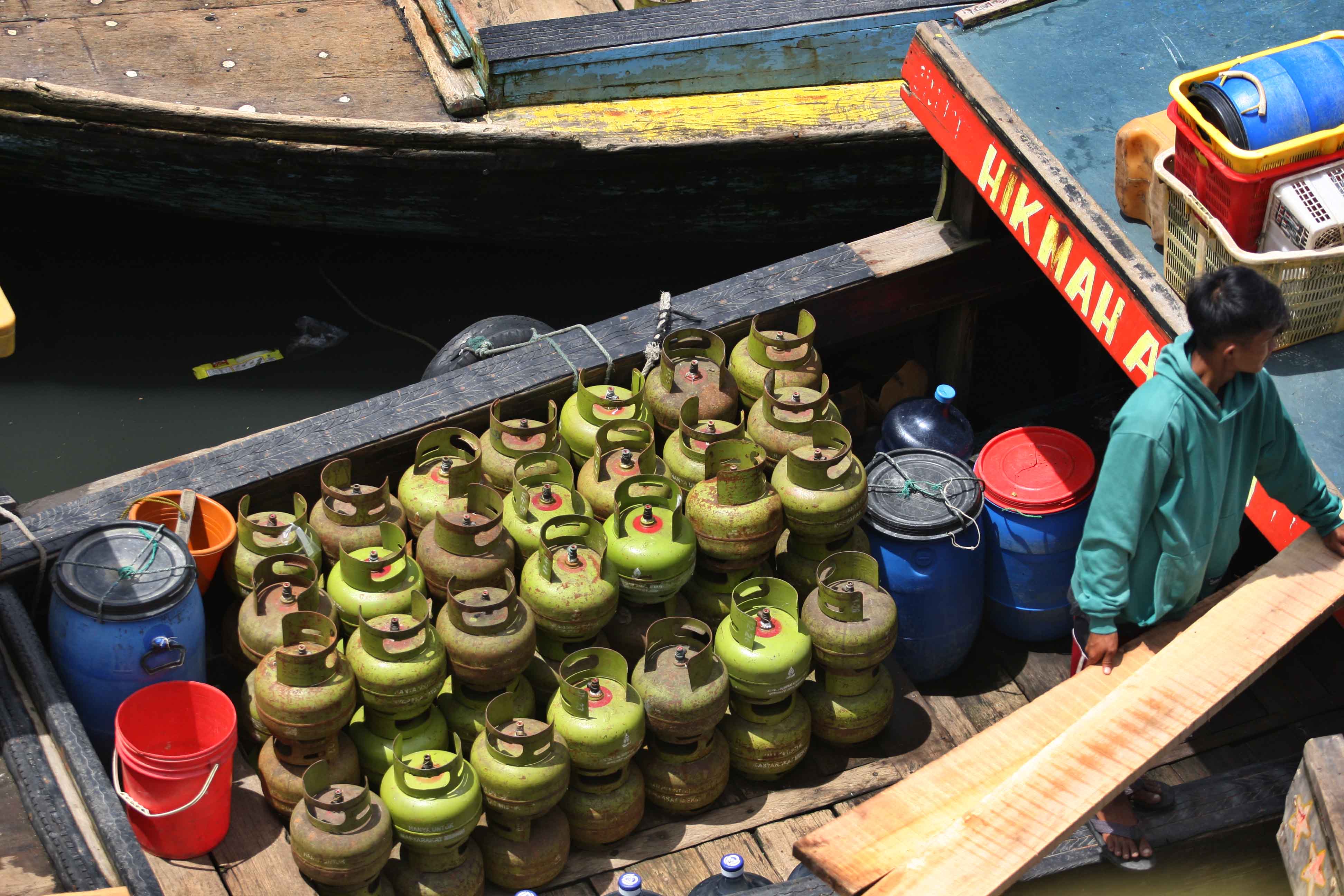 Ilustrasi--Perahu nelayan memuat gas elpiji 3 kg di Perkampungan Nelayan, Cilincing, Jakarta Utara.