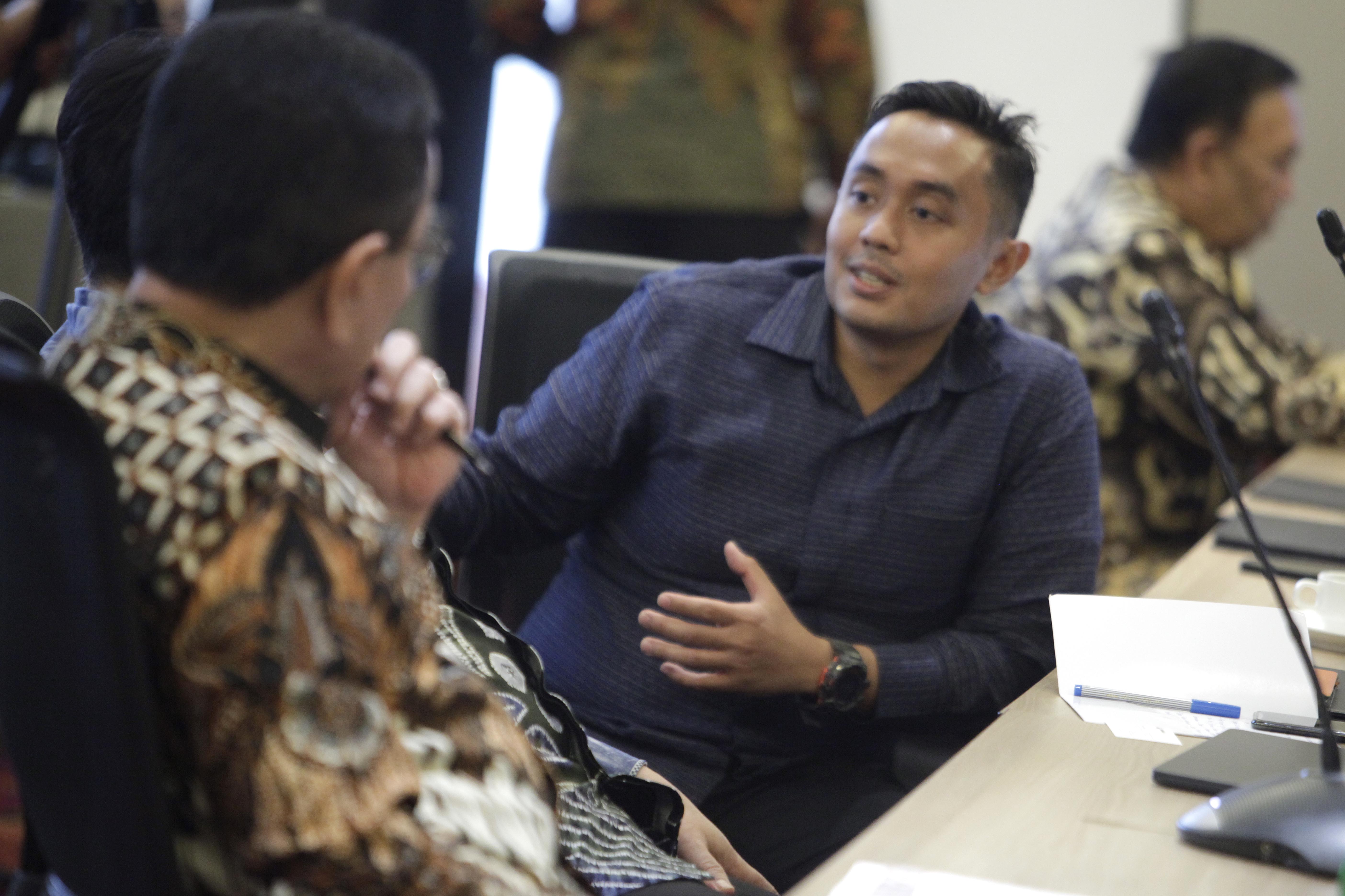 Community Development Manager PT Amman Mineral Nusa Tenggara (AMNT) Dimas Purnama berbincang dengan peserta saat hadir dalam Executive Forum