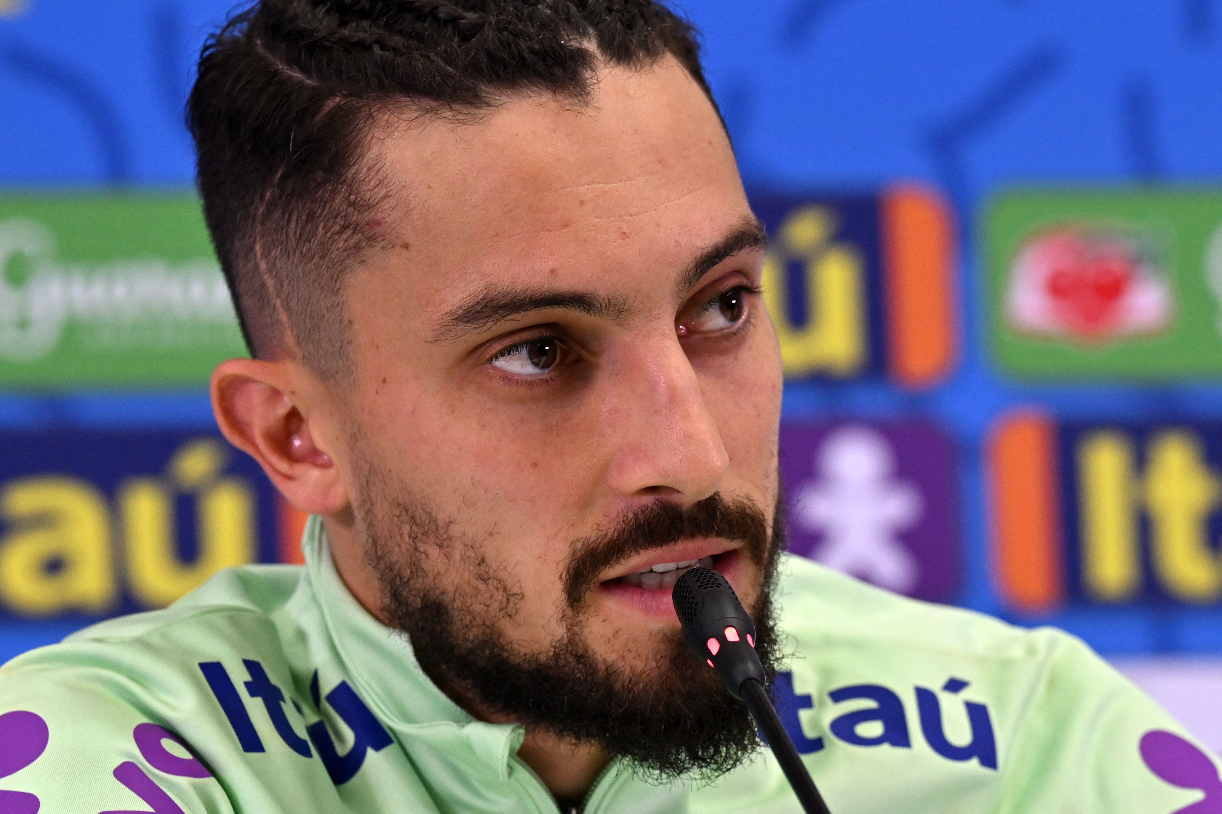 Alex Telles berasal dari Brasil.