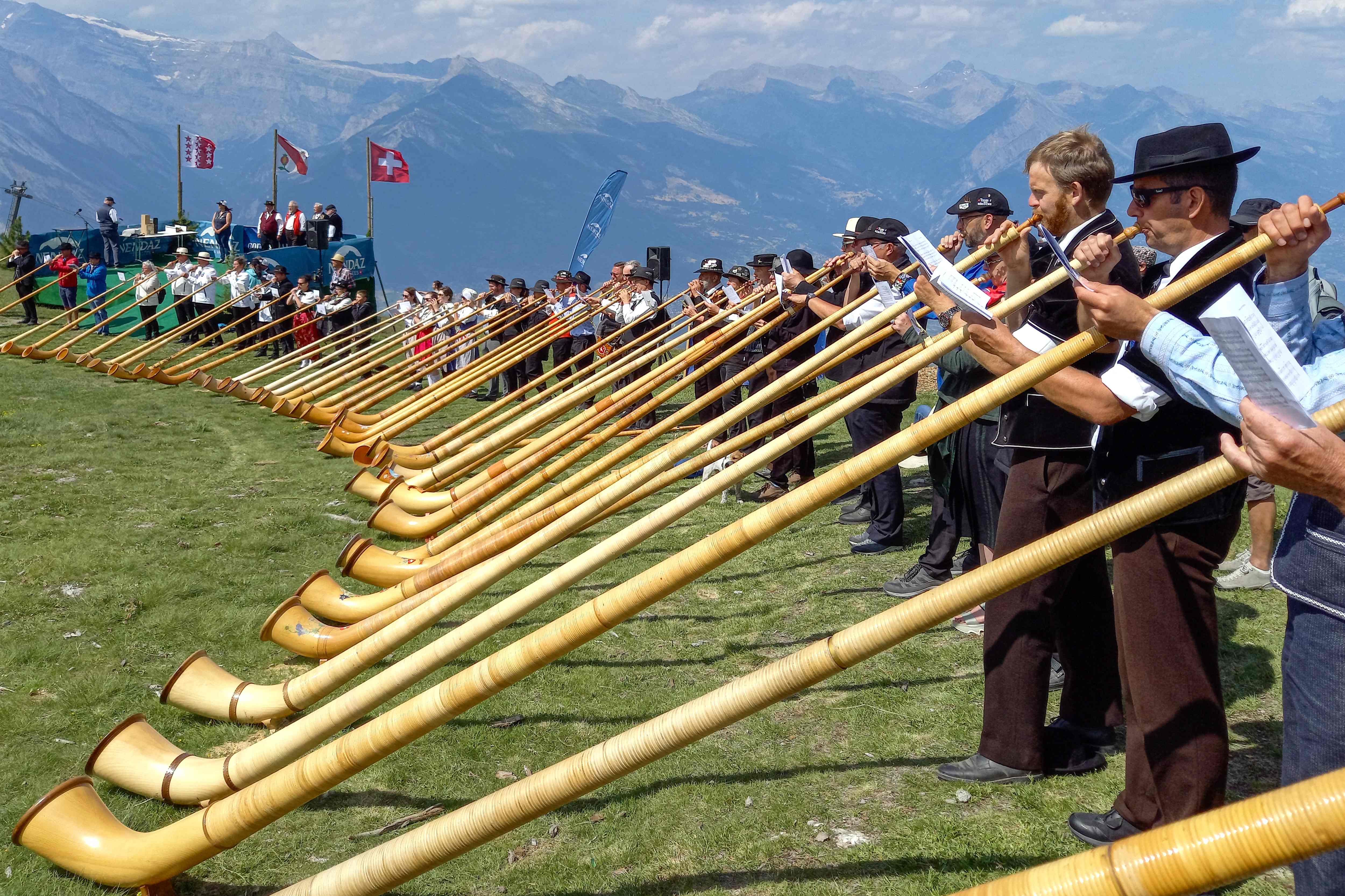 Para peserta festival alphorn, alat musik tradisional Swiss